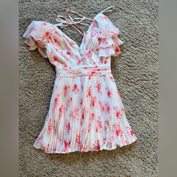 Self-Portrait Dresses & Skirts - Self Portrait Size 4 Self Portrait
Floral Print Chiffon Mini Dress